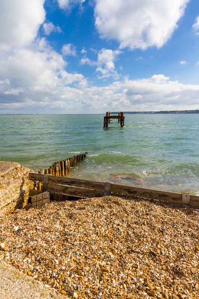 Overblijfselen van pier gebruikt voor het laden van schepen doe Tweede Wereldoorlog Normandië Lan — Stockfoto