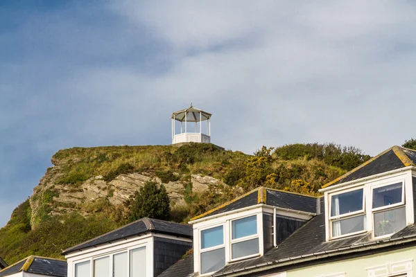 Sommerhaus auf felsigem Felsvorsprung. — Stockfoto