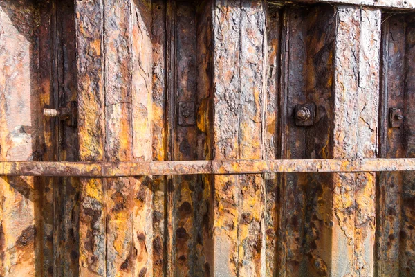 Dźwigary rdzy żelaza, stanowiących część ściany harbour. — Zdjęcie stockowe