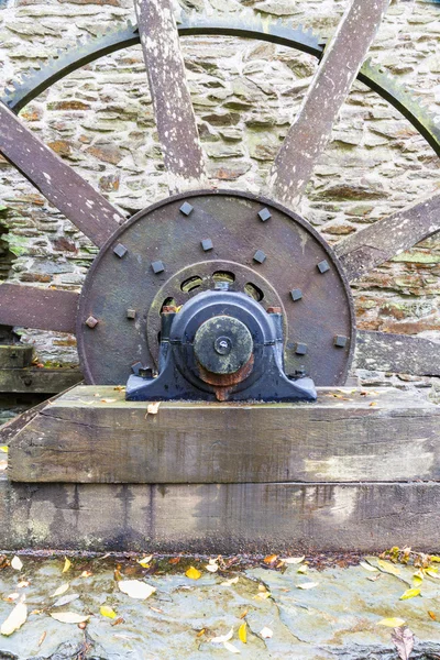 Achse und Speichen des Wasserrades. — Stockfoto