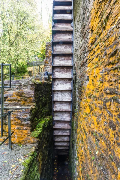 Seitenansicht des alten Wasserrades — Stockfoto