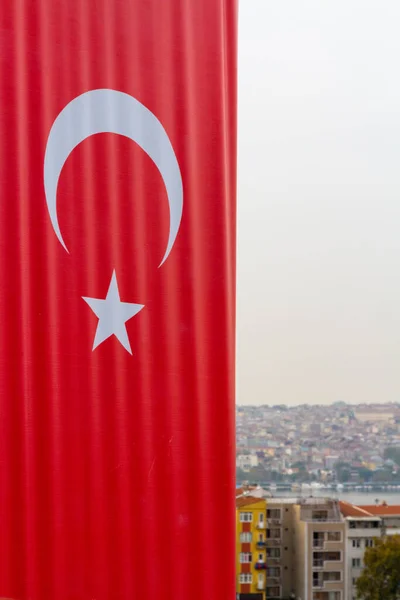 Вертикальный Турецкий Флаг Городом Стамбул Фоновом Режиме Портрет — стоковое фото