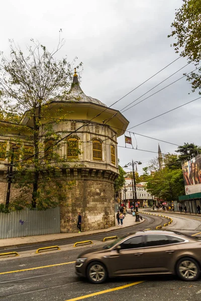 Istanbul Turkiet Alemdar Caddesi Väg Vid Topkapimuren Porträtt Oktober 2019 — Stockfoto