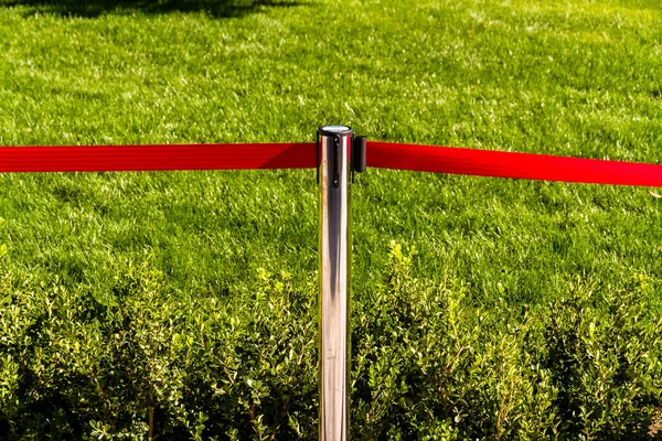 Red Barrier Ribbon Mit Metallpfosten Grüner Grashintergrund — Stockfoto