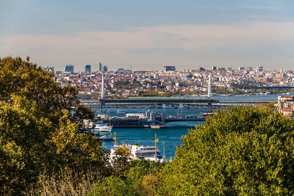 Napsütéses Nap Golden Horn Metróhíddal Isztambulban Törökországban — Stock Fotó