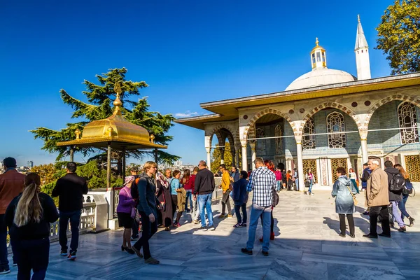 Κωνσταντινούπολη Τουρκία Μουσείο Παλατιού Τοπκαπί Τουρίστες Τοπία Κωνσταντινούπολη Στο Παρασκήνιο — Φωτογραφία Αρχείου