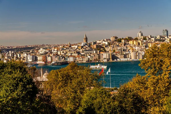 Istambul Turquia Chifre Ouro Com Balsas Torre Galata Paisagem Outubro — Fotografia de Stock