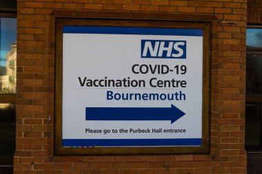 Bournemouth İngiltere 17 Ocak 2021 'de İngiltere' de Bournemouth Uluslararası Merkezi 'nde NHS COVID-19 Aşılama Merkezi' nin girişine imza attı..