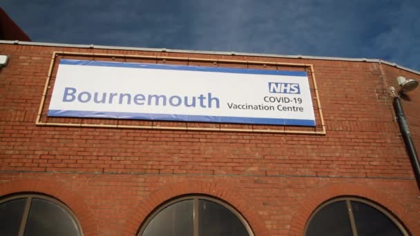 Bournemouth England Sign Nhs Covid Vaccination Centre Bournemouth International Centre — Αρχείο Βίντεο