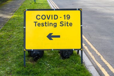 BOURNEMOUTH, İngiltere - 17 HAZİRAN 2021: Covid-19 test alanı için imza, manzara