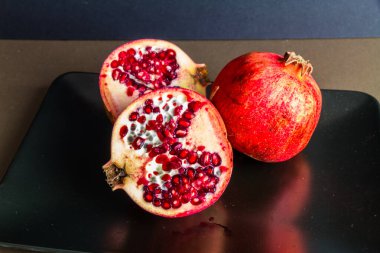 Siyah tabakta üç nar.