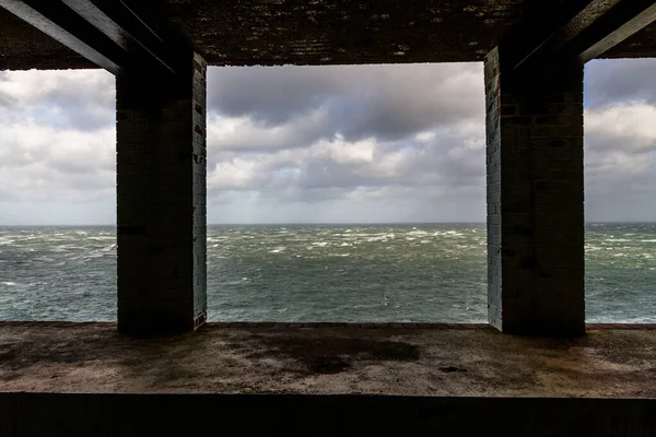Stormy Sea Ocean Framed Two Pillars Derelict Building Strumble Head — Stock Photo, Image
