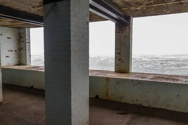 Interior Abandonado Mirador Segunda Guerra Mundial Con Mar Tormentoso Fondo — Foto de Stock