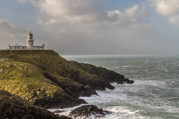 Stormy Sea Strumble Head Farus Pembrokeshire Ουαλία Ηνωμένο Βασίλειο Τοπίο — Φωτογραφία Αρχείου