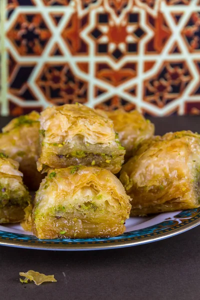 Tabakta Türk Baklava Baclava Fas Fayanslarının Arka Planı Portresi Kapat — Stok fotoğraf