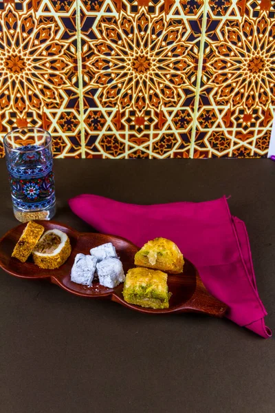 Baclava Baklava Turkish Delight Деревянном Блюде Красной Салфеткой Стаканом Воды — стоковое фото