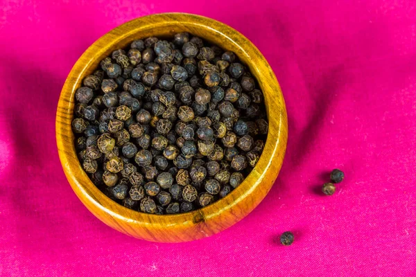 Peppercorns Tigela Madeira Fundo Vermelho — Fotografia de Stock