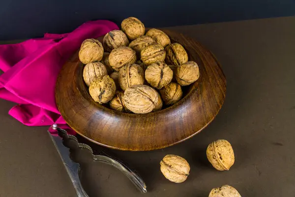 Whole Walnuts Piled Wood Bowl Nutcrackers Side Dark Background Landscape — Stock Photo, Image