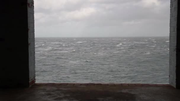 Oceano Marinho Tempestuoso Emoldurado Janela Vazia Edifício Abandonado Strumble Head — Vídeo de Stock