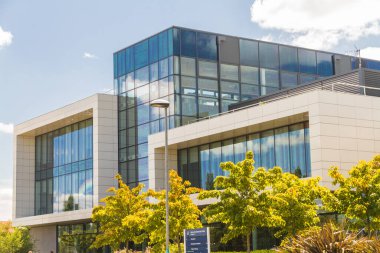 BRIDGEWATER, İngiltere - 20 Temmuz 2020: Avon ve Somerset Polisinin modern binası Bridgewater Polis Merkezi yön tabelası