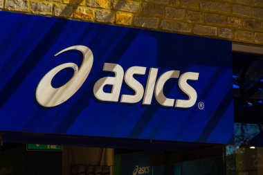STREET, İngiltere - 20 Temmuz 2020: Asics ayakkabı mağazası için imza