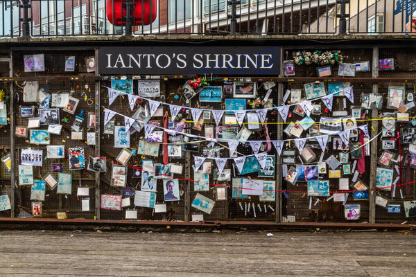 CARDIFF, WALES - 7 июля 2020 года: Храм Йантоса Джонса, святыня Йанто Джонса из британской телепрограммы BBC "Торчвуд", спин-офф "Доктора Кто", пейзаж.