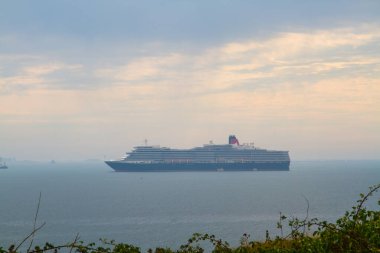 Cunard Cruise Gemisi Kraliçesi Elizabeth, İngiltere, Dorset 'e demirlemiş, Covid 19 salgını, peyzaj, en üstte bulunan telif hakkı