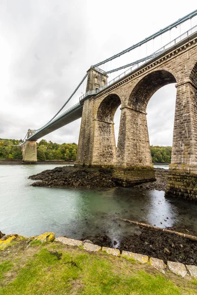 Menai Felfüggesztés Híd Által Tervezett Thomas Telford Átkel Menai Szoroson — Stock Fotó