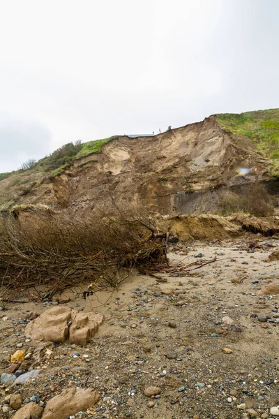 Nefyn Llyn半島 ウェールズ 英国の地滑りの上の崖のビーチからの眺め これは2021年4月に起こり この画像は2021年5月に撮影されました — ストック写真