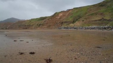 Nefyn, Llyn Yarımadası, Galler, İngiltere 'deki kayalıkların üzerindeki plajdan görüntü. Bu olay Nisan 2021 'de oldu, bu fotoğraf Mayıs 2021' de çekildi, manzara, geniş açı.