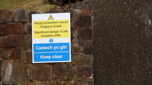 Znak Języku Walijskim Angielskim Znaczne Zagrożenie Dla Życia Niestabilne Klify — Wideo stockowe