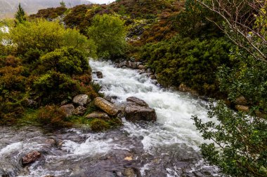 Kuzey Galler 'de fırtına üstüne fırtına. Afon Nehri, Ogwen Kulübesi, Snowdonia, Kuzey Galler, İngiltere