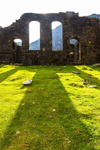 廃墟となったウェールズのロシッド礼拝堂や教会は 太陽に照らされ アーチや影が地面を明るく照らしています ムーディー ゴシック風景 Cwmorthin Bleneau Festiniog Snowdonia グウィネッド — ストック写真