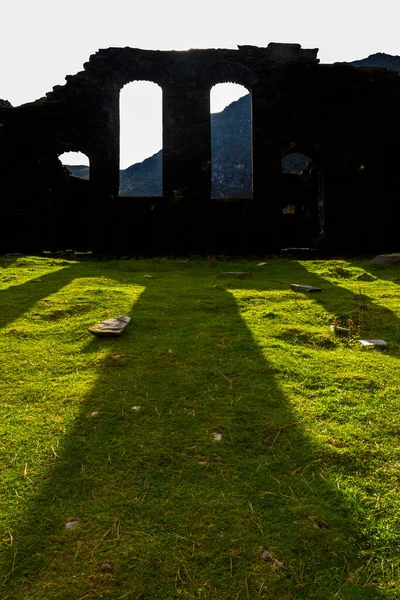 Silhueta Ruined Welsh Rhosydd Capela Igreja Retroiluminada Pelo Sol Com — Fotografia de Stock