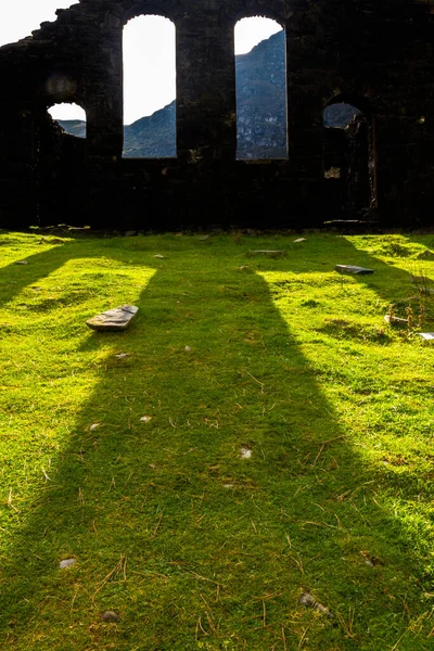 Silhueta Ruined Welsh Rhosydd Capela Igreja Retroiluminado Com Arcos Sombras — Fotografia de Stock