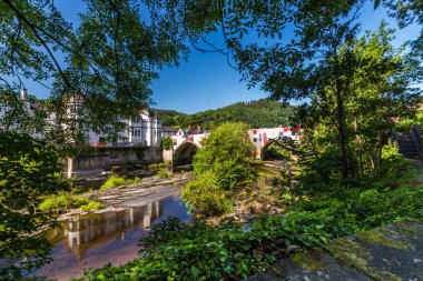 LLANGOLLEN WALES 17 Temmuz 2021: Duvarlar Olmayan Köprüler, Dee Nehri üzerindeki duvar halısı sanat kurulumu Luke Jerram tarafından 2021 Uluslararası Müzikal Eisteddfod 'u başlatmak için. Nehir seviyesinden geniş açı.