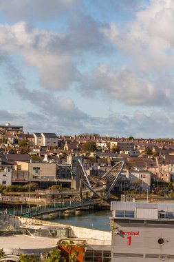 Holyhead Wales 6 Ekim 2020: Celtic Gateway Bridge, Anglesey, Wales, portresi olan Holyhead Kasabası