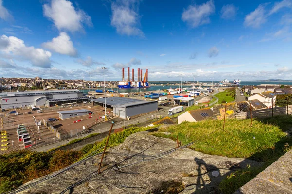 Holyhead Wales Oktober 2020 Holyhead Hamn Med Vindturbininstallationsfartyg Avstånd — Stockfoto