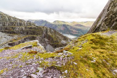 Dinorwic ya da Dinorwig taş ocağı, Llyn Peris Gölü ve Snowdonia Dağları arka planda Unesco Dünya Mirası alanı, manzara.