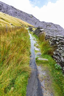 Kar fırtınası yolu yağmurdan sonra taşocağına çıktı. Upland North Wales, İngiltere, portre