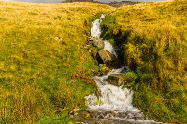 Bozkır 'da yağmurdan sonra çağlayan küçük dereler, yavaş kepenkler ve manzara ile bulanıklaşıyor..