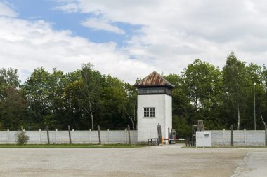gözetleme kulesi ve çevre bugün. Dachau toplama kampı.