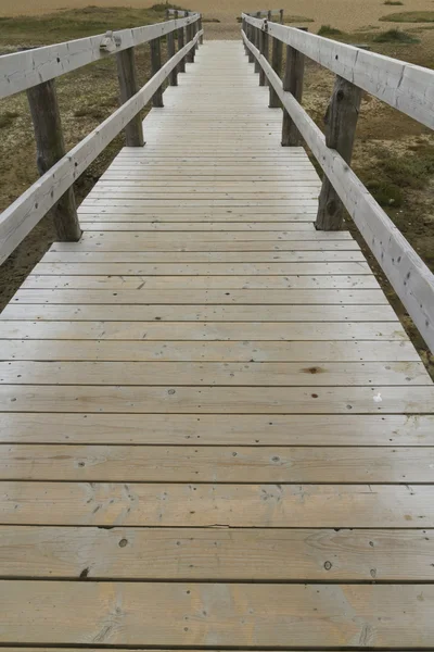 Pasarela de madera o paseo marítimo, playa de Chesil . — Foto de Stock