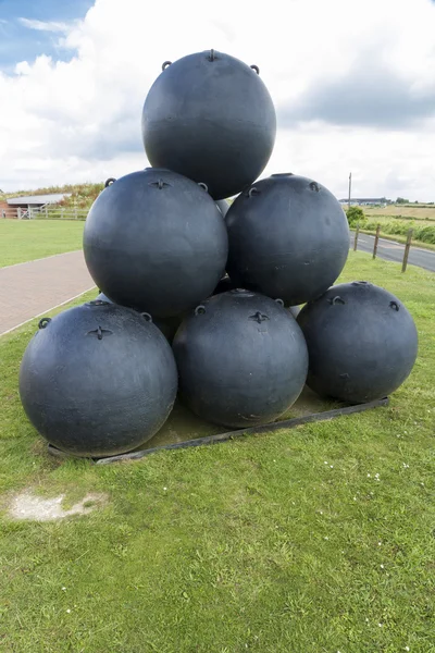 Grandes bolas de hierro para mortero victoriano . — Foto de Stock