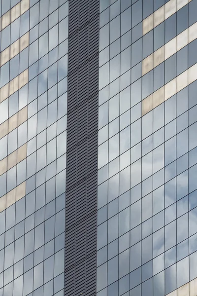 Rascacielos de cristal con cielo azul y nubes reflejadas en ventanas . — Foto de Stock