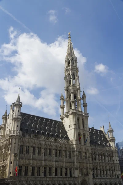 Primăria Bruxelles, Grand Place, Belgia. Nori și cer albastru . — Fotografie, imagine de stoc