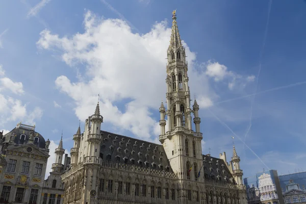 Brussel Stadhuis, grote markt, België. wolken en blauwe hemel. — Stockfoto