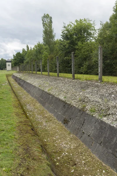 Torre de vigia e perímetro hoje. Campo de Concentração de Dachau . — Fotografia de Stock