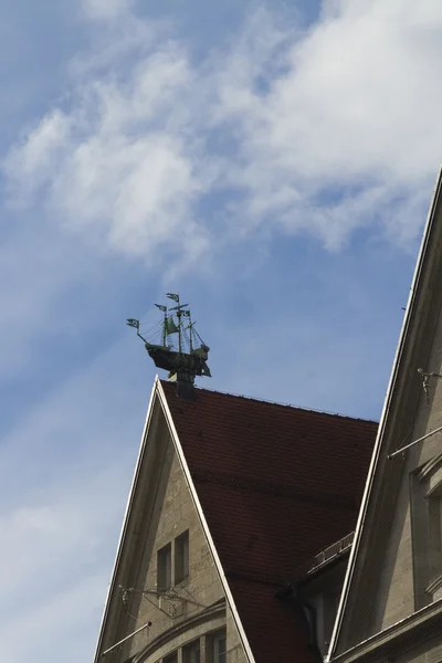 Roof decoration, sailing ship, of Oberpollinger department store — Stock Photo, Image