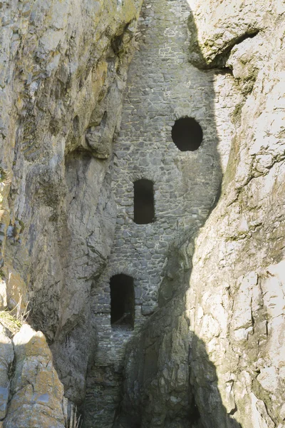 Culver otwór, średniowieczne gołębnik w jaskini, półwysep Gower. — Zdjęcie stockowe